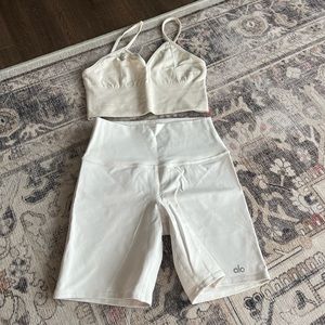 Alo Yoga - Cream Top / Sports Bra
